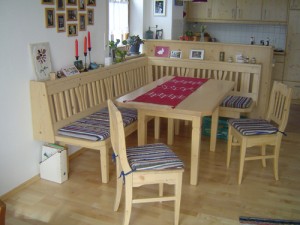 moderne Holzeckbank mit Tisch und Stühlen Schreinerei Nagl